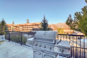 a grill sitting on a patio in front of a building at Chelan Resort Suites Sunny Livin 111 in Chelan