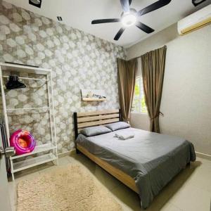 1 dormitorio con 1 cama y ventilador de techo en Wallaway2stay Kiara Nilai Apartment 3 Bedroom, en Nilai