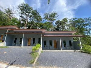 un antiguo edificio con sillas delante en Kohyao Non Bay, en Ban Nai Wat