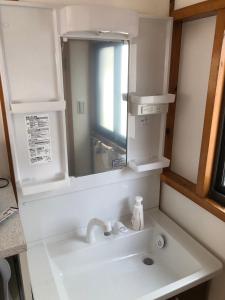 a bathroom with a sink and a mirror at 3-min to Station,5BR, 1LR villa near Asakusa, 95平米5间卧室休息好 Stay Dream Hotel in Tokyo +37 photos