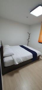 a bedroom with a large bed with white sheets at High-Quality House Ocean view in Tongyeong