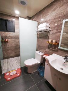 台東市的住宿－小短腿的家-無人化民宿，一间带卫生间和水槽的浴室