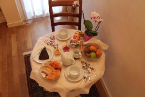 Biały stół z jedzeniem na górze w obiekcie B&B La Ceresara w mieście Asiago