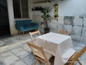 una mesa, dos sillas y una silla azul en Andres Home casa H, en Governador Valadares