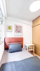 een kleine slaapkamer met een bed en een tafel bij Shared Apartment Lockhart Road 384 in Hong Kong
