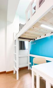 een kleine kamer met een stapelbed, een tafel en een stoel bij Shared Apartment Lockhart Road 384 in Hong Kong