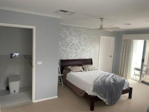 Un dormitorio con una cama grande y una ventana en Guest ensuite 7 minutes from airport en Melbourne