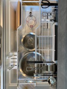 a kitchen with two sinks in a dishwasher at machiyado kuwanajuku edomachi25 in Kuwana