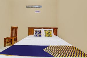 En eller flere senge i et værelse på SPOT ON 92515 Timoti Guest House