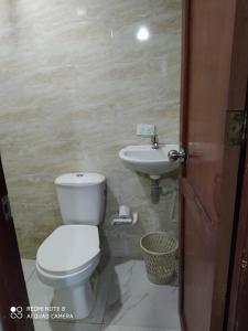 łazienka z toaletą i umywalką w obiekcie Apartamentos Olaya! w mieście Bahía Solano