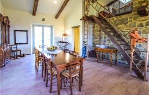 un comedor con una mesa de madera y una escalera en Gorgeous Home In Cortona With House A Panoramic View en Cortona