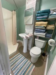 ein Bad mit einem WC, einem Waschbecken und Handtüchern in der Unterkunft Little Haven in Highlands