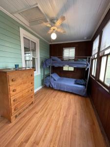 1 Schlafzimmer mit 2 Etagenbetten und Holzboden in der Unterkunft Little Haven in Highlands