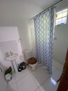 ein Bad mit einem WC und einem Duschvorhang in der Unterkunft Quarto com ótimo custo benefício in Parnaíba
