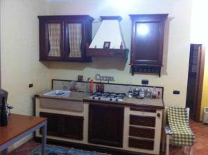 a kitchen with a stove and a counter top at Ospitaci Appartamenti di campagna Le Rancole in Valtopina