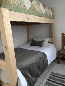聖克魯茲的住宿－Casa de Campo，一间卧室配有带梯子的双层床