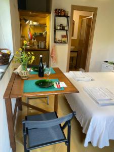 uma mesa e uma cadeira numa cozinha em Monticelli Mansion em Casola di Napoli