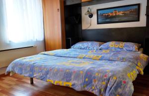 łóżko z niebieską kołdrą w sypialni w obiekcie Marinac Apartment w Zagrzebiu