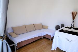 un sofá en una sala de estar con mesa en Apartments by the sea Marina, Trogir - 10327, en Marina
