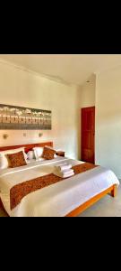 a hotel room with two beds at Villa Seruni Lovina in Lovina