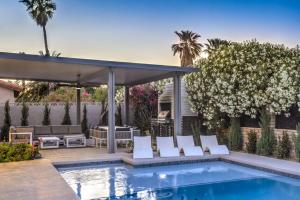 - une piscine avec des chaises blanches et un pavillon dans l'établissement Sunset Swim, Luxury Vegas Villa with Pool, Hot Tub, à Las Vegas