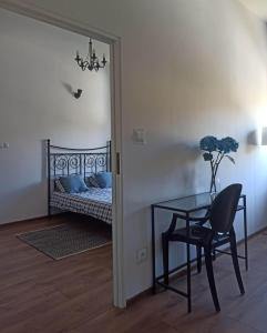 Pokój ze stołem, łóżkiem i lustrem w obiekcie Apartament Stara Tkalnia w Jedlinie-Zdroju