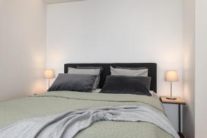 1 dormitorio con 1 cama grande y 2 lámparas en BlydeHomes - Amazing Seaview! en Tallin