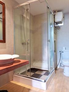 uma casa de banho com um chuveiro, um lavatório e um WC. em Nary Apartment em Siem Reap