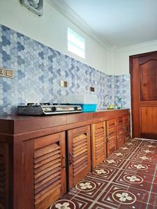 uma cozinha com um lavatório e uma bancada em Nary Apartment em Siem Reap