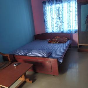 Dormitorio pequeño con cama y mesa en Goroomgo Star Inn Digha Near Sea Beach - Lift & Parking Facilities - Best Seller en Digha