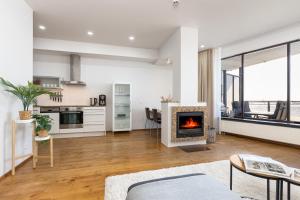 Køkken eller tekøkken på Cozy fireplace - Amazing Seaview!W211