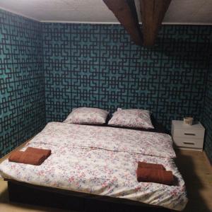 Cama o camas de una habitación en Apartmán Roubenka na Dobřeni