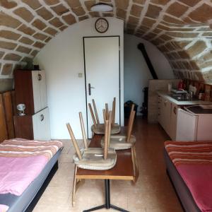 ein Zimmer mit einem Tisch und Stühlen in einer Küche in der Unterkunft Apartmán Roubenka na Dobřeni in Mělník