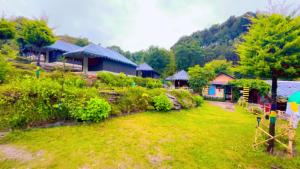 Φυσικό τοπίο κοντά σε οργανωμένο κάμπινγκ