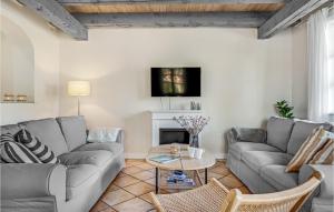 sala de estar con 2 sofás y TV en Amazing Home In Grsted With Jacuzzi, en Græsted
