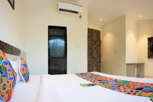 - une chambre avec un lit blanc et une fenêtre dans l'établissement FabHotel Consulate CST, à Mumbai