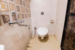 - une salle de bains avec toilettes dans une cabine dans l'établissement FabHotel Consulate CST, à Mumbai