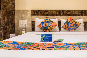 孟買的住宿－FabHotel Consulate CST，床上配有色彩缤纷的被子和枕头