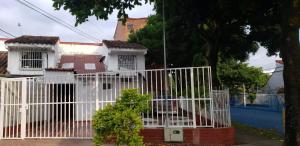卡利的住宿－Hotel Nueva Tequendama，房屋前的白色围栏