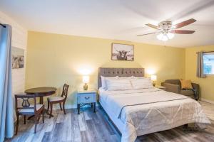 1 dormitorio con cama, mesa y ventilador de techo en Paso House - Perfect Family Spot!, en Redding