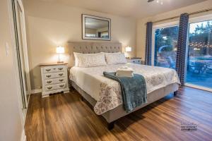 um quarto com uma cama e uma janela em Paso House - Perfect Family Spot! em Redding