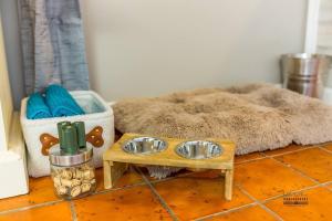 una bandeja con dos cuencos en una mesa en Paso House - Perfect Family Spot!, en Redding