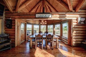 uma sala de jantar com uma mesa num chalé de madeira em Happy Bear Lodge - Luxury 4 BR Cabin em Shasta Lake