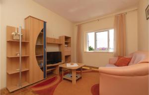 ein kleines Wohnzimmer mit einem Sofa und einem TV in der Unterkunft Beautiful Apartment In Orebic With 2 Bedrooms And Wifi in Orebić