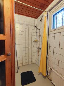 イマトラにあるART Hotel JUNAのバスルーム(シャワー、黄色いシャワーカーテン付) +89枚の写真