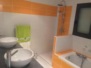 Ένα μπάνιο στο Pleneuf Val André Appart Vue MER 2 Chambres