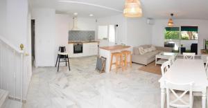 Kuchyňa alebo kuchynka v ubytovaní Casa 70, dúplex en Urbanización Lunamar by LaRomanaMarbella