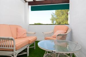 Posedenie v ubytovaní Casa 70, dúplex en Urbanización Lunamar by LaRomanaMarbella