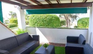 Posedenie v ubytovaní Casa 70, dúplex en Urbanización Lunamar by LaRomanaMarbella