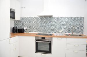 Kuchyňa alebo kuchynka v ubytovaní Casa 70, dúplex en Urbanización Lunamar by LaRomanaMarbella